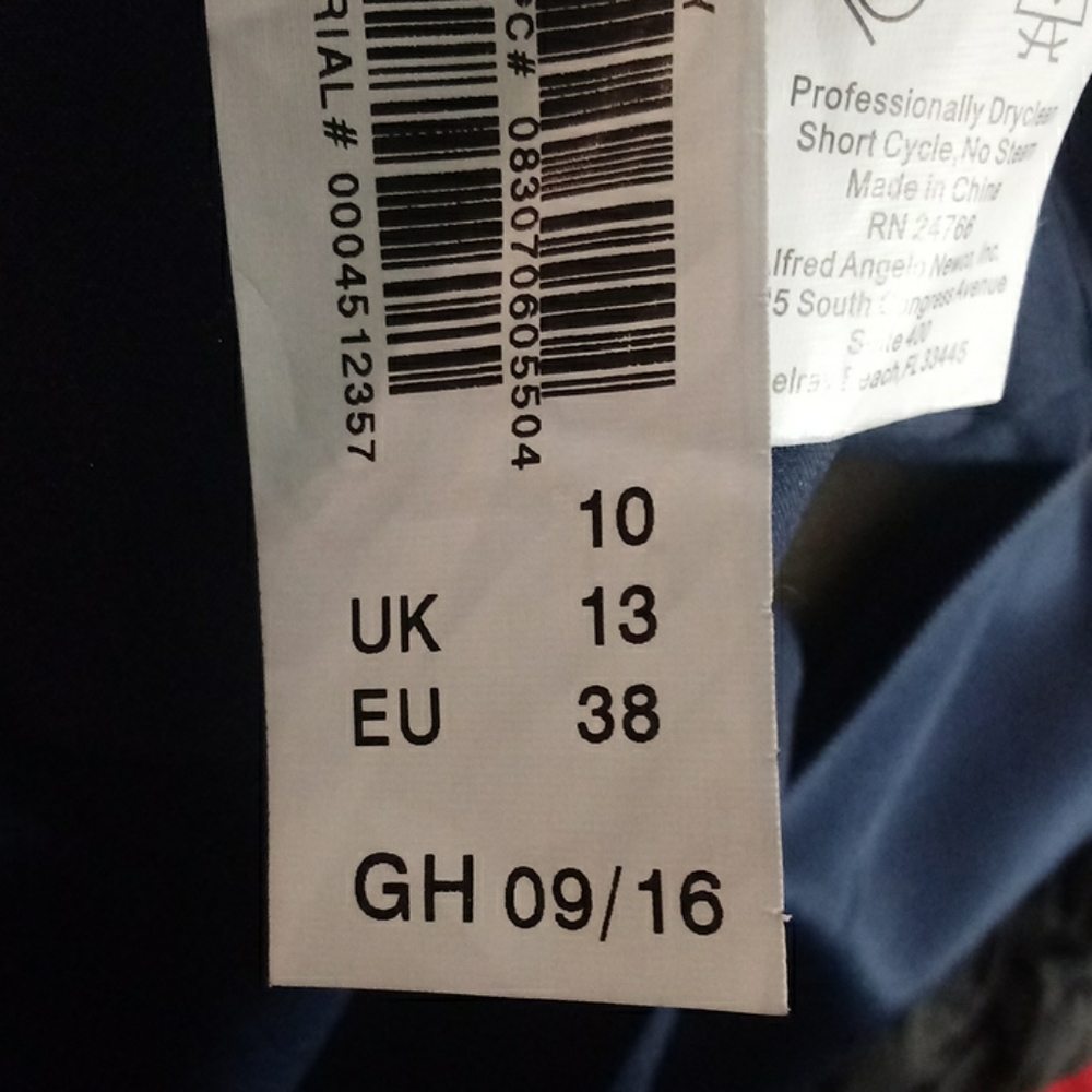 Gown - Picture 8 of 8